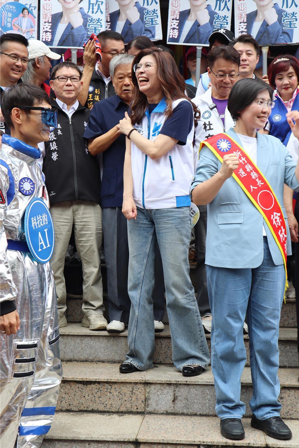 老县长呼主席巴掌？凌涛揭基层压力：国民党在这没输过新竹县前县长范振宗3日陪同国