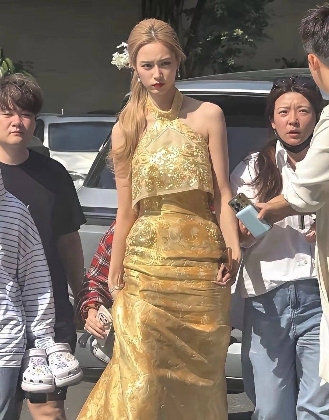 一直以为徐艺洋身高还行，结果她和别人同框，好家伙了原来她这么高！难怪黄子韬很满意