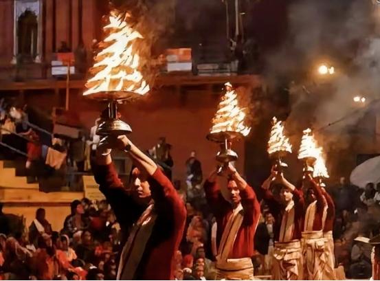 公元843年，唐武宗下了一道密令：杀光全国摩尼教徒。但杀法很特别——先给他们剃光