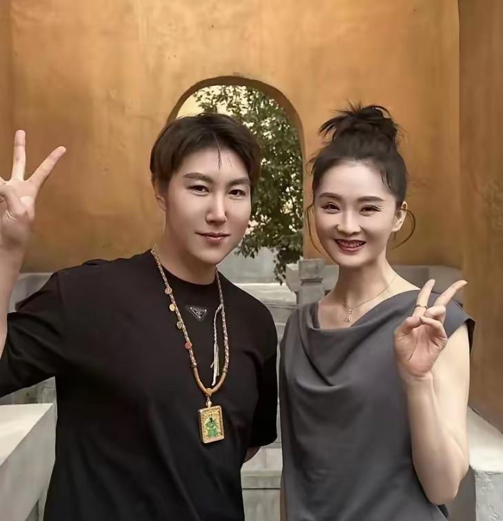 51岁王艳太嫩了吧，扎丸子头美回20岁，没婆婆的日子真舒坦……豪门儿媳妇，真是