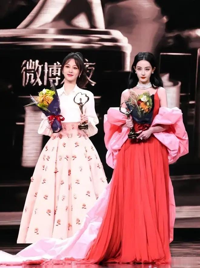 迪丽热巴可以向杨紫赵丽颖好好学习，或许未来发展会更好。杨紫和迪丽热巴曾是被具潜力