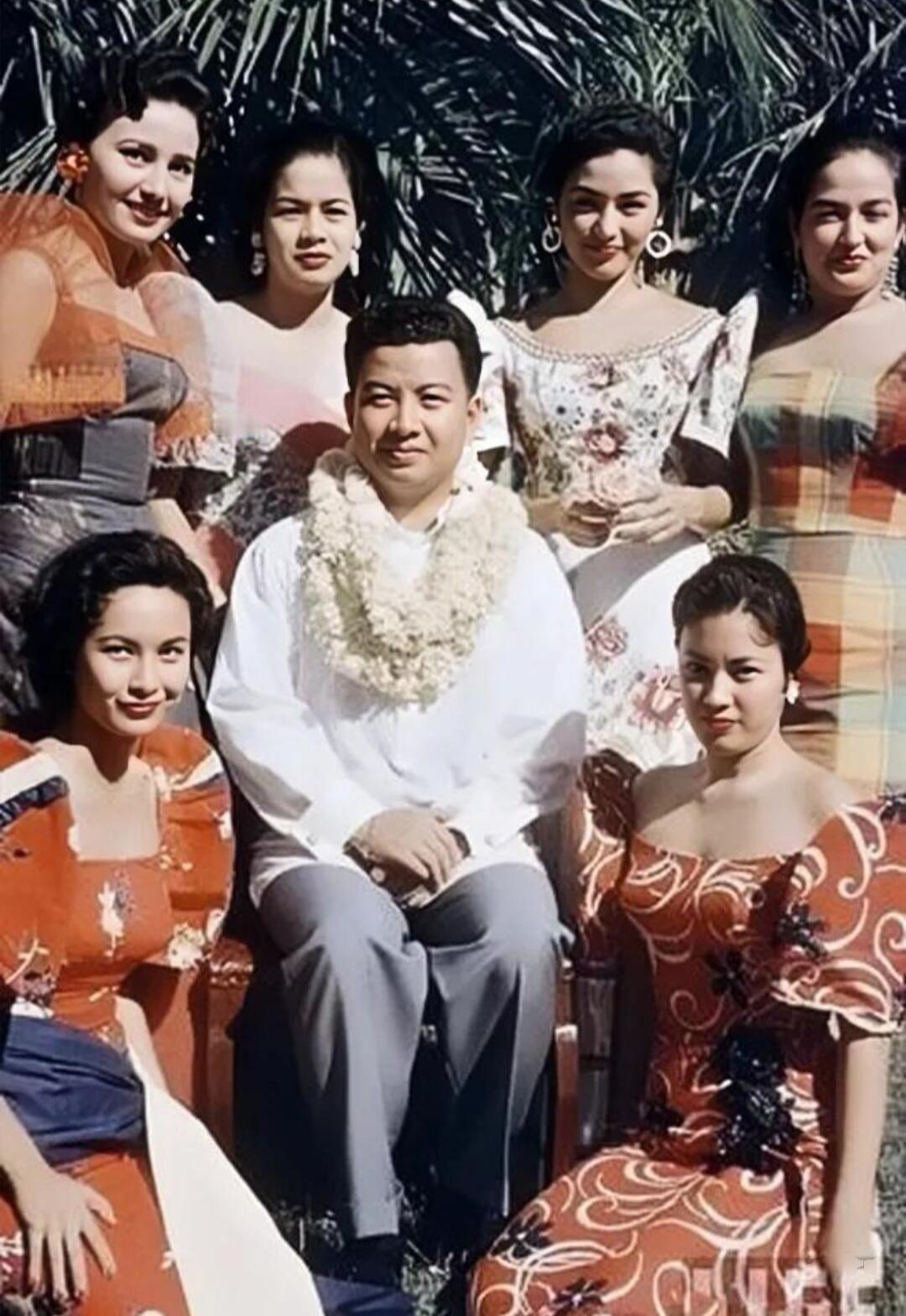 别说，这家伙也是个狠人，处决反对派的时候，全程拍摄，然后，把整过程做成