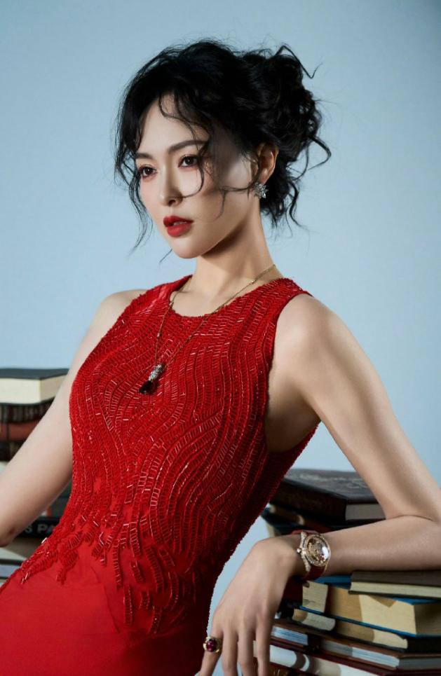 据时尚博主爆料唐嫣的蒂芙尼和芬迪代言到期后不续约了,不过这两个品牌才刚刚一块给