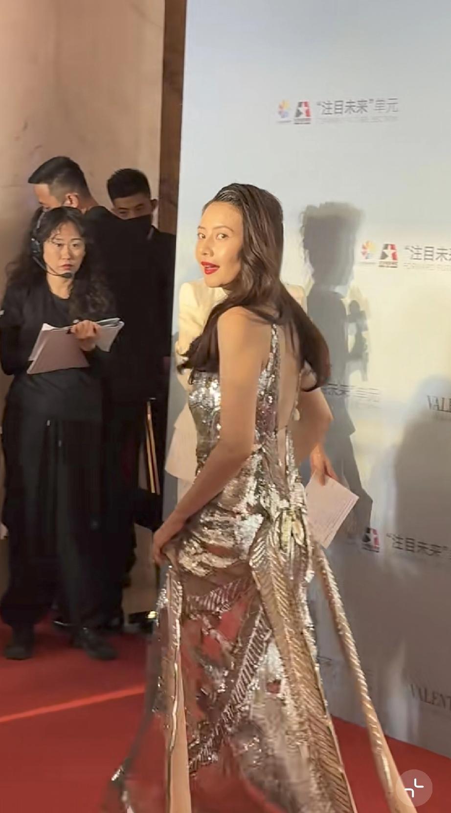 4月22日，高圆圆北京参加华伦天奴活动，虽然她脸老了不少，但身材很不错，特别从背