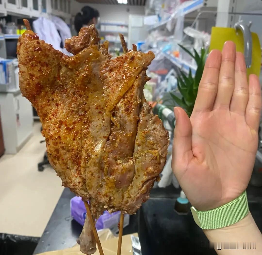 “鹅腿阿姨”这下真解释不清楚了，因为代理商们一块发声，证明她当时对代理商们说