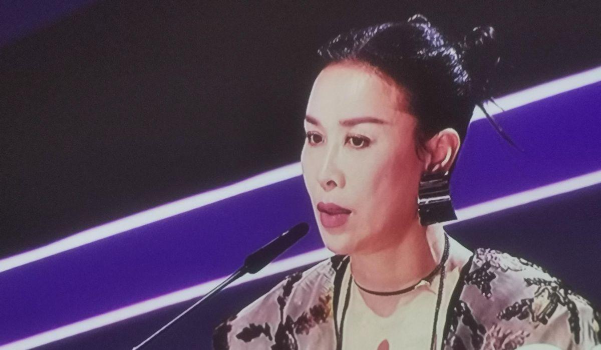 那英一句灵魂华晨宇一串能量场撕裂观众直接挠头换台。央视同期播中国唱将殷秀梅拿粉