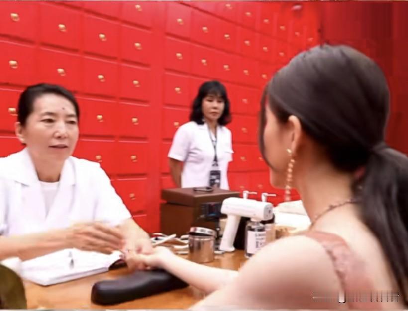赵露思参加活动现场中医把脉，谁知中医大夫也追星，要赵露思签名，赵露思直接送签名照