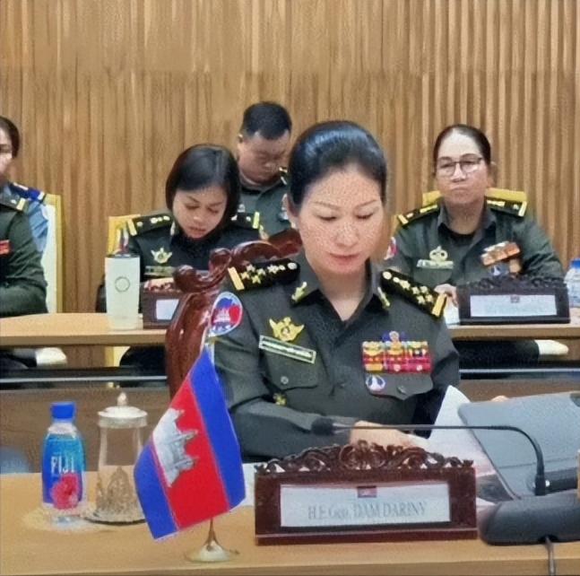 刚看了柬埔寨的军队结构，真是够奇葩的，平均35名士兵配一名将军，整个柬埔寨正规军