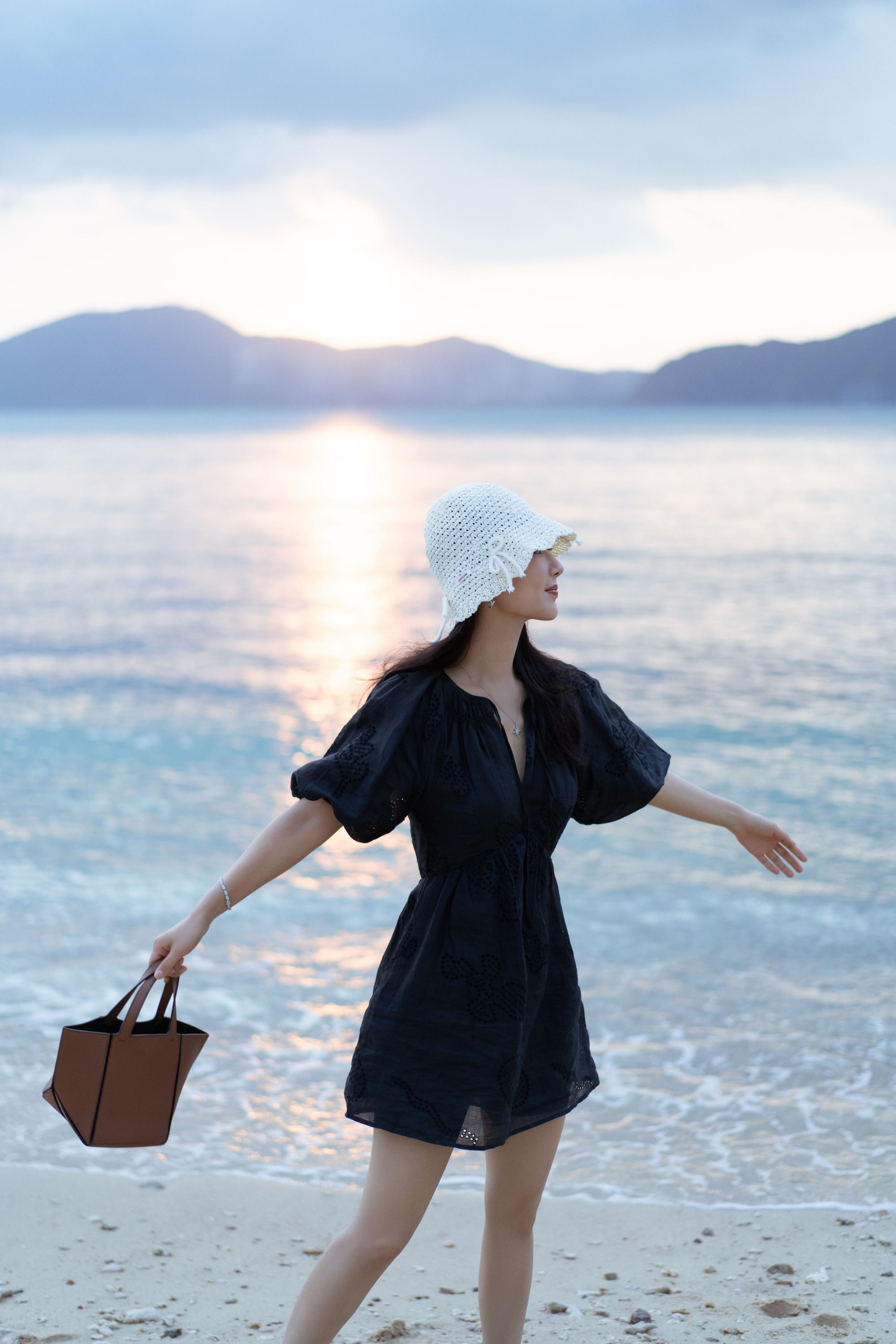 杨紫小黑裙穿搭，赶海追日落吹海风，悠然开心。杨紫
