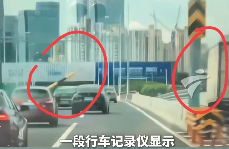 苏州货车撞飞限高杆，直插路过轿车！万幸只有主驾一人，无伤亡！像一根飞针、金箍棒