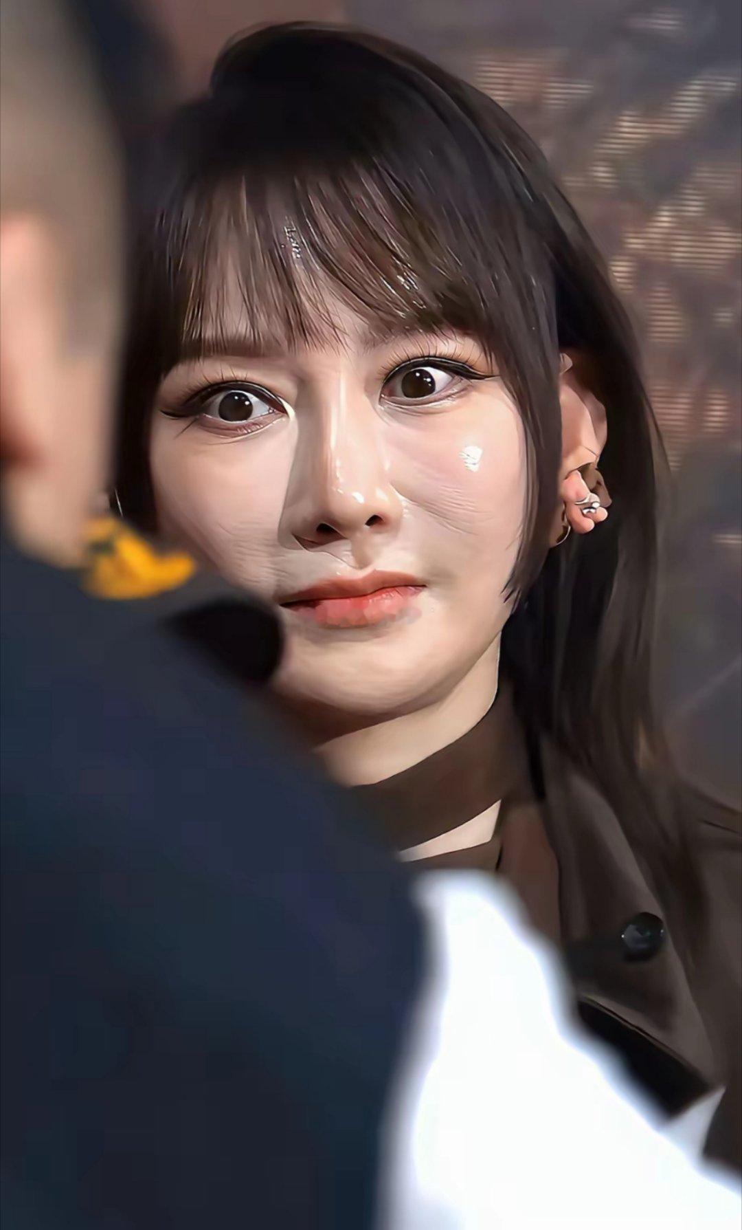 这脸上是打蜡了还是抹神油了，油光锃亮的，瞪着大眼