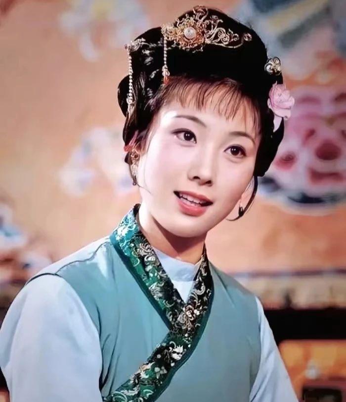 我今天看《红楼梦》，忽然一个细节看得我汗毛直竖——贾母那个丫鬟，叫鸳鸯。这个名