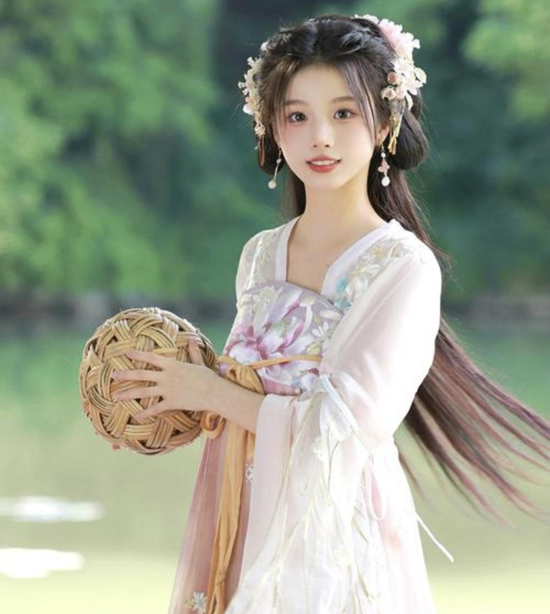 从黄帝"垂衣裳而天下治"到明末清初的易服之痛，汉服承载着华夏文明的礼仪规范与审美