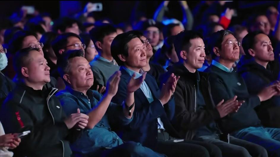 小米开小米17ultra新品发布会，卢伟冰、许斐他们在台上讲，雷总在观众席静静的