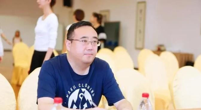 有一次，那威去俄罗斯旅行，过海关的时候，要填写表格，上面全是俄文，那威不认识，他