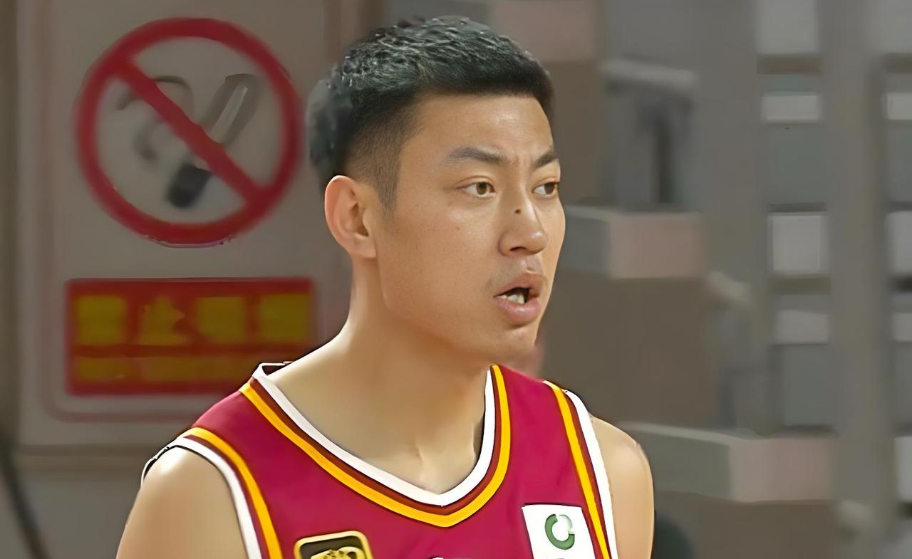 底线那个球，明明是胡金秋碰出界的，裁判愣是给了前场球，焦海龙当场就急了，冲着裁判