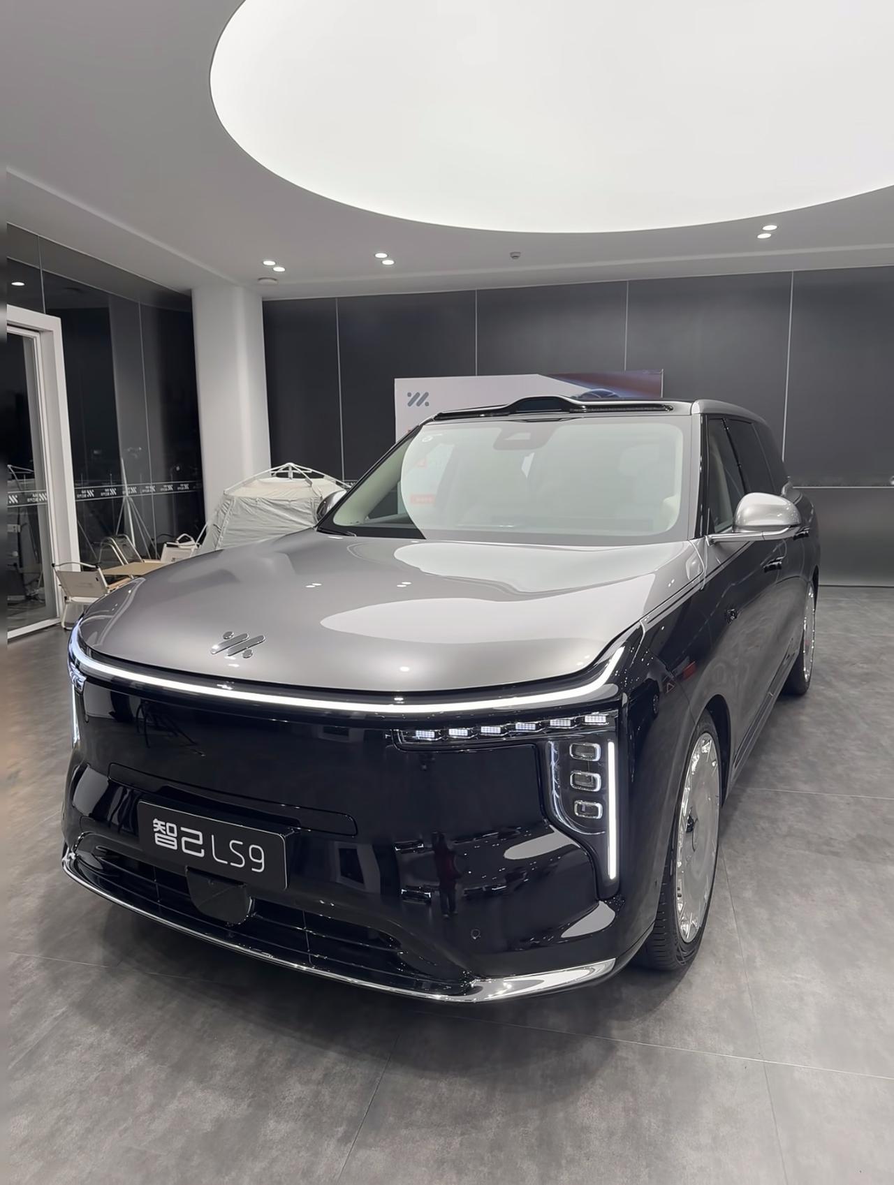 上汽这波直接把智己LS9焊死在30万级“卷王”位上了吧？“全系皆Ultra、