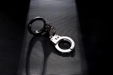 内蒙古icon赤峰，34岁男子小时候遭到过同村人欺负，于是买了两把菜刀，想要杀