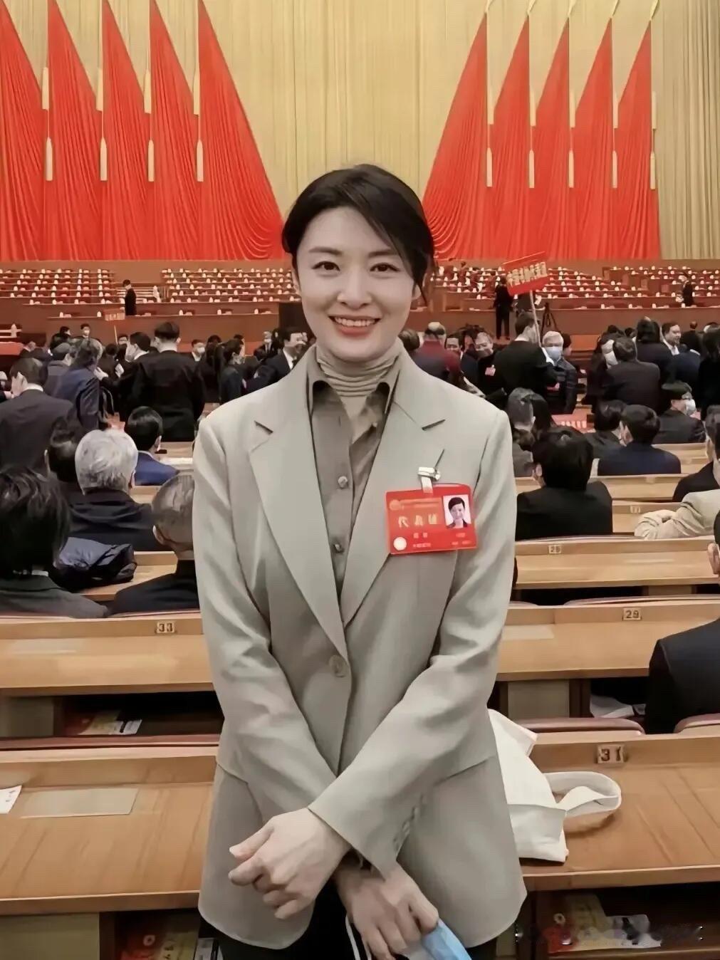 这位主持人真的是越来越漂亮了，在她的脸上完全看不到岁月的印记，主要是长得美，底
