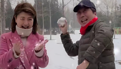 闫学晶与冯巩在雪地玩耍时的一幕看起来好和谐！真想一起去玩啊！​​​