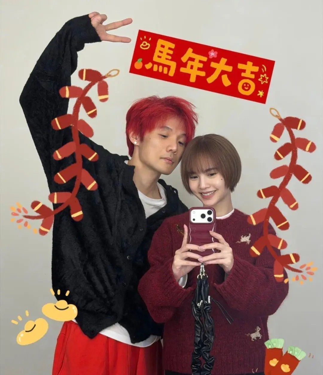 42岁杨丞琳和老公李荣浩在北京家中过新年，夫妻俩装扮时尚，夫妻俩一起下厨包饺子吃