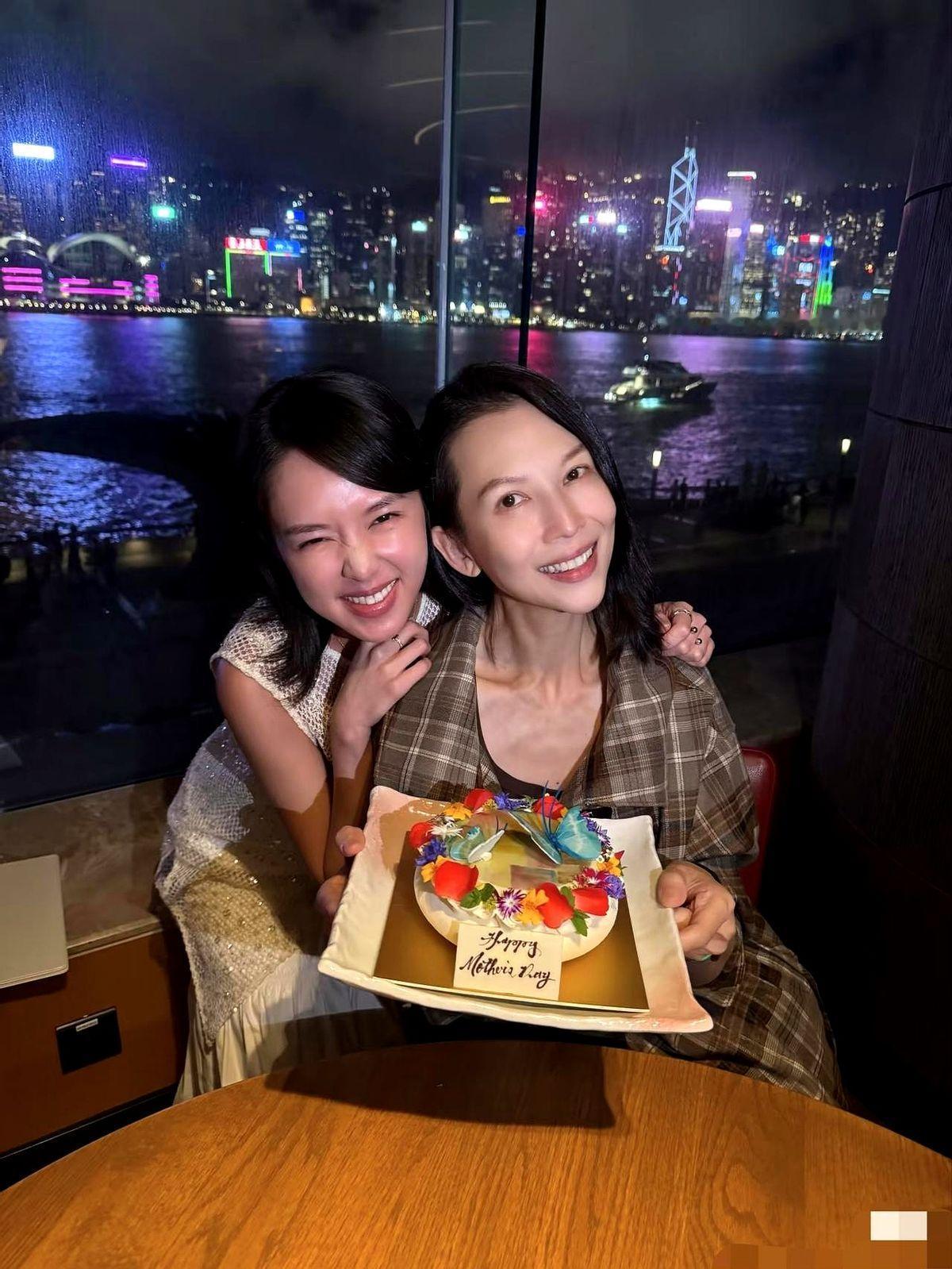 蔡少芬：我和张晋已经走过了40个年头。娘娘嘴上说着带三个娃累得不行，可她转身就
