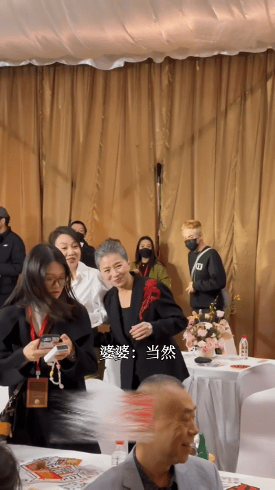 闫妮走两次红毯聊嗨了红毯秒变聊天室！闫妮在后台和绣绣争迟蓬老师婆婆的归属权，在