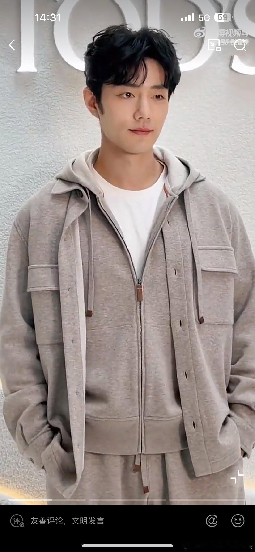 肖战绕场一周打了招呼肖战活动绕场打招呼谁家代言人这么宠粉丝，绕场一周打招呼