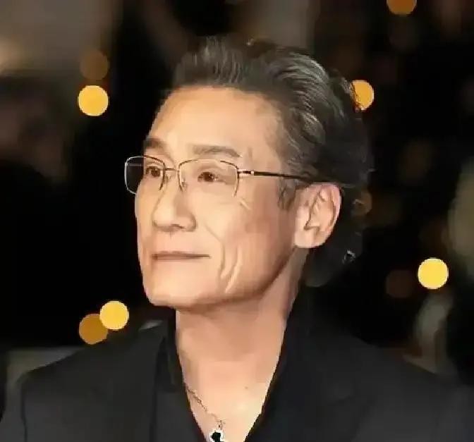 这么多年了，大伙儿一提起香港人对内地的态度，总觉得他们是仗着腰包鼓带着一股子优越感。可梁家辉在一次闲