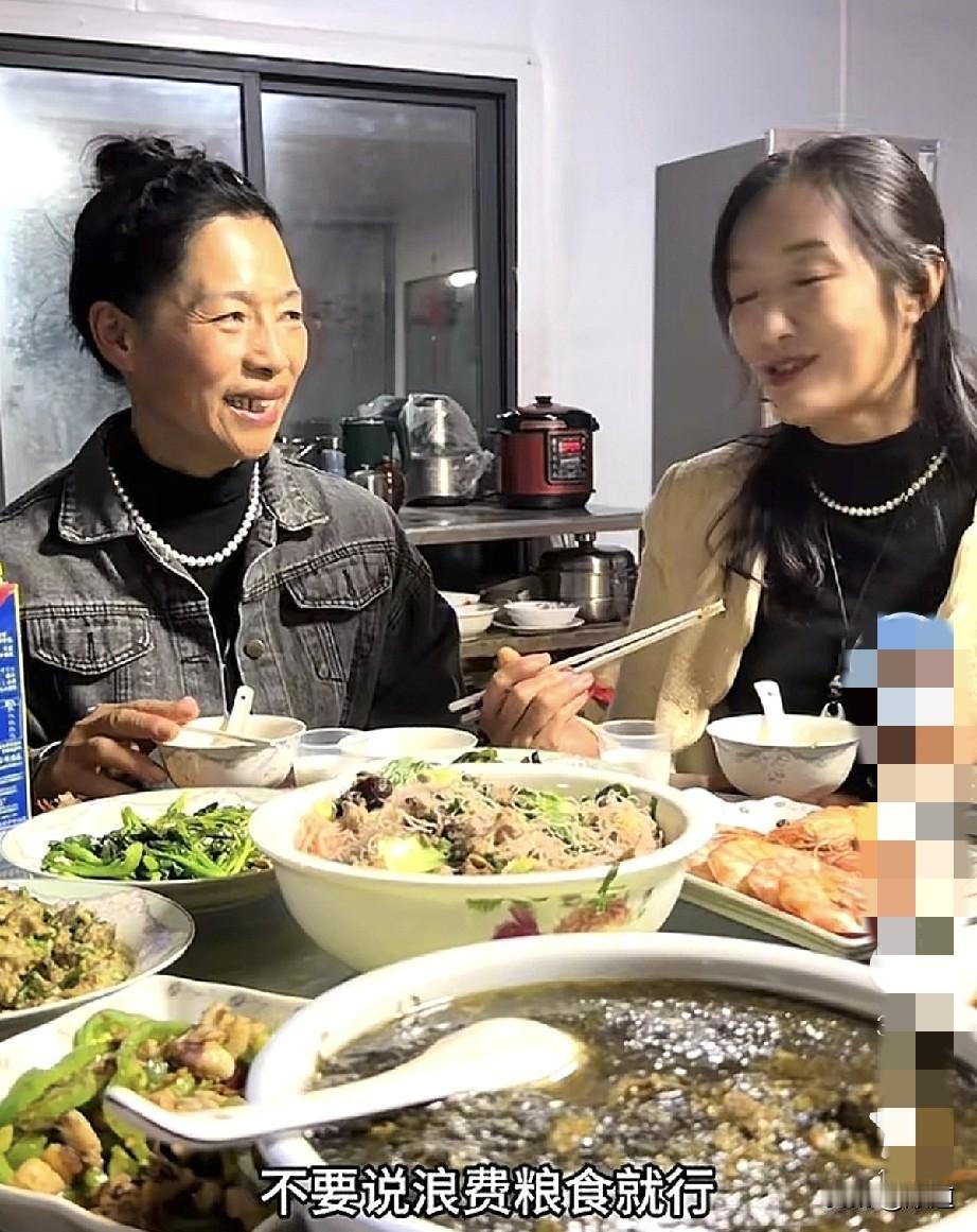 谢浩男妈妈许建华和大妹去了福建海军家。这两个年纪相仿都是单身的妈妈一见如故。