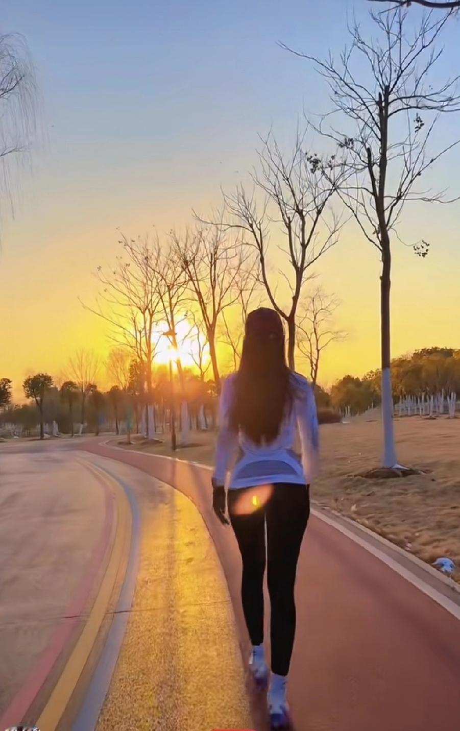 跑步是有氧运动，会使人年轻，但有些跑者显老，忽略了一个重要因素，可很多人还不承认