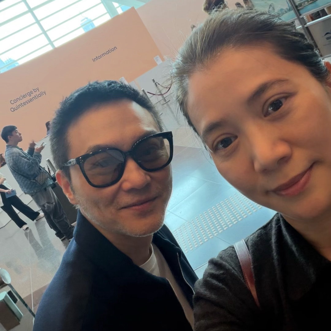 53岁袁咏仪素颜状态袁咏仪素颜逛展不愧是港姐出身！整个状态清盈又自然。