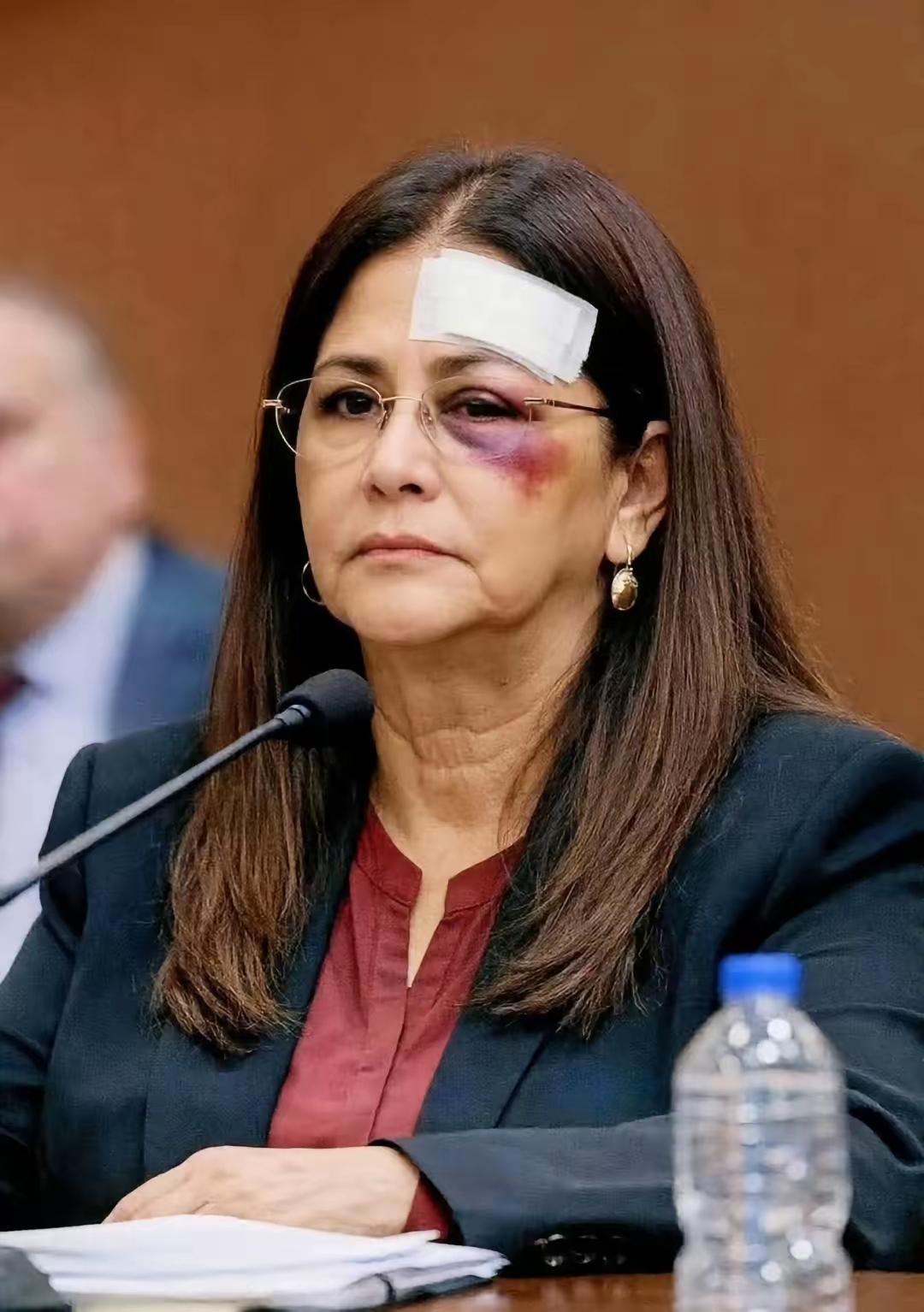 刚刚刷到这张照片，想不明白的是，自诩为世界上最民主的漂亮国，居然把委内瑞拉总统马