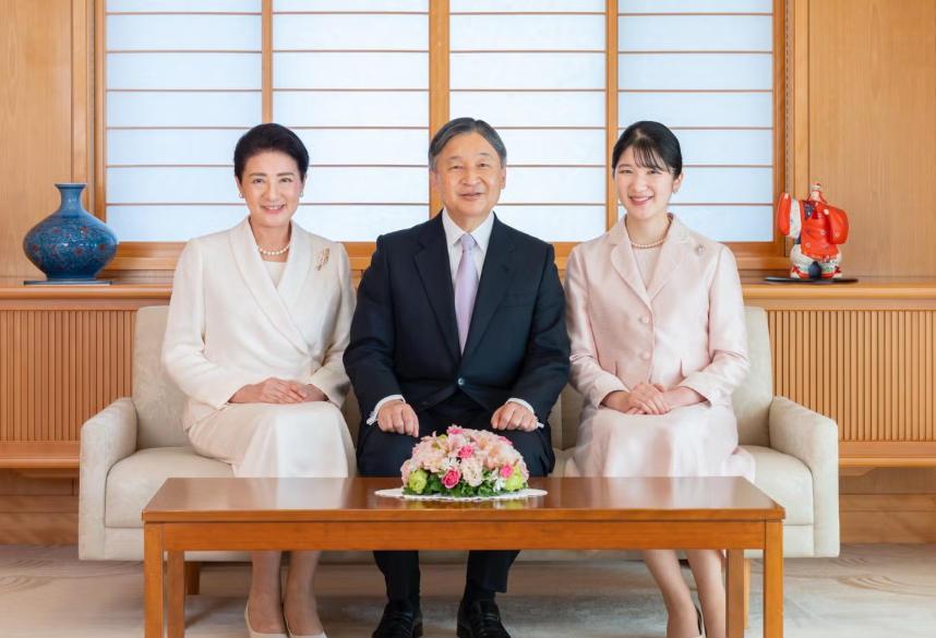 执念拉满了，不装了！2026年7月17日，日本国会正式修订《皇室典范》，死守父