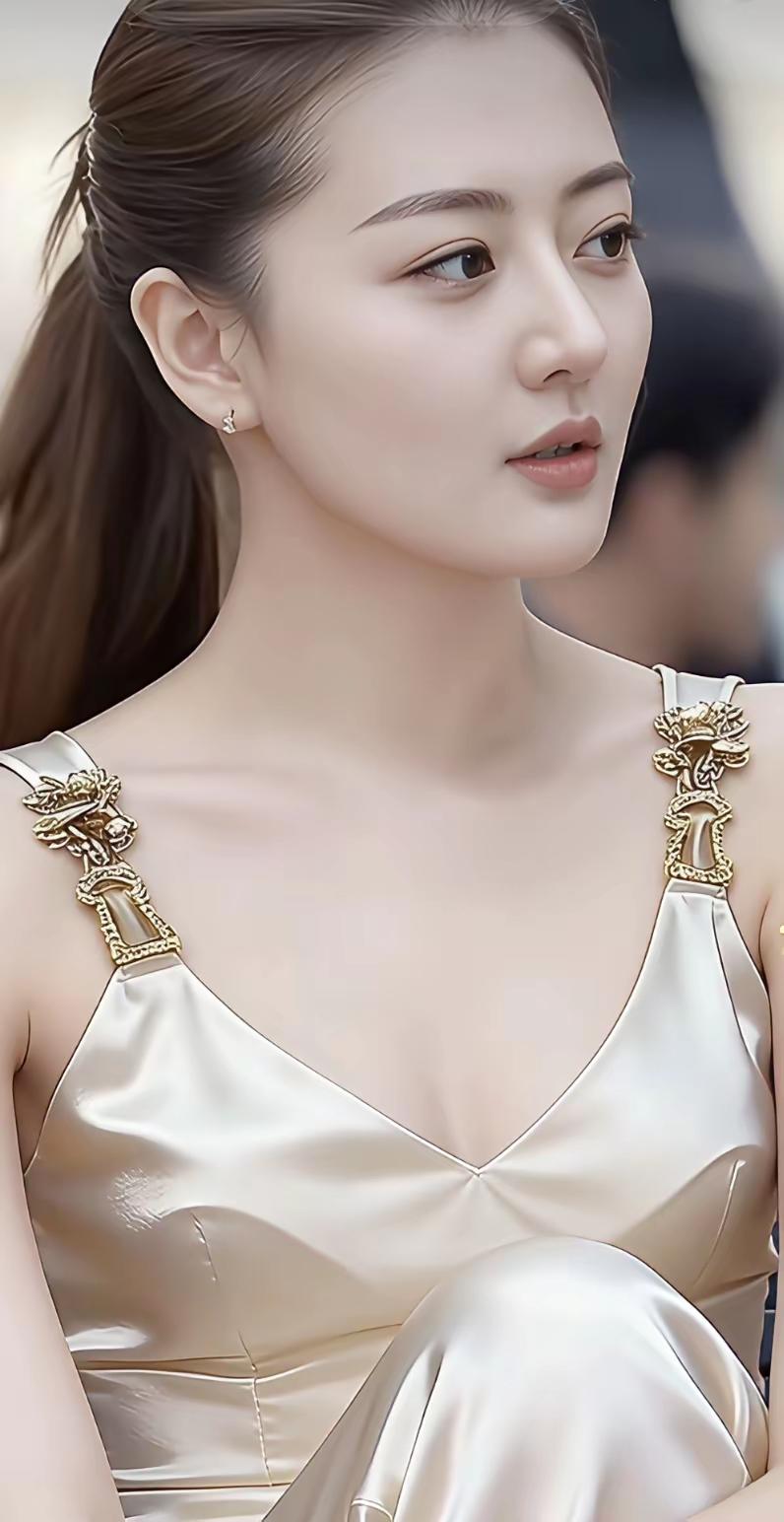 优雅气质，金色礼服闪耀，惊艳全场！