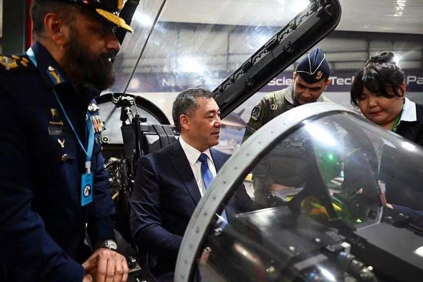 孟加拉国选择了价格高昂的欧洲台风战机，吉尔吉斯斯坦总统扎帕罗夫却非常务实，正在亲