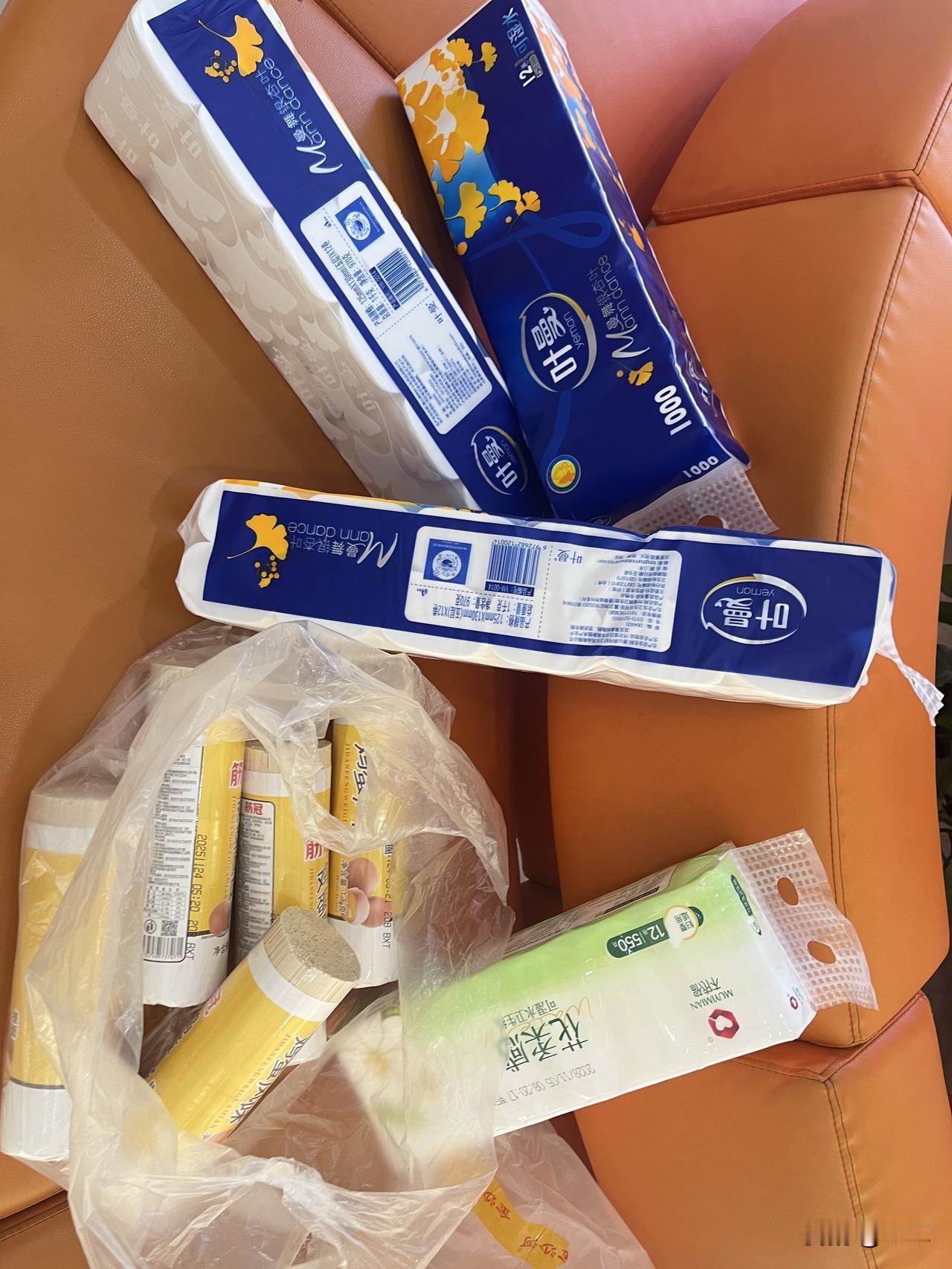 虽然现在存钱利息很低，但是银行还是鼓励存款的。今天有个定期到期了，我去银行重