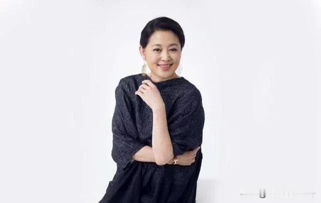 倪萍说：“我是个暴脾气，我儿子初中毕业的一件短袖的校服，40多个同学在上面签中英