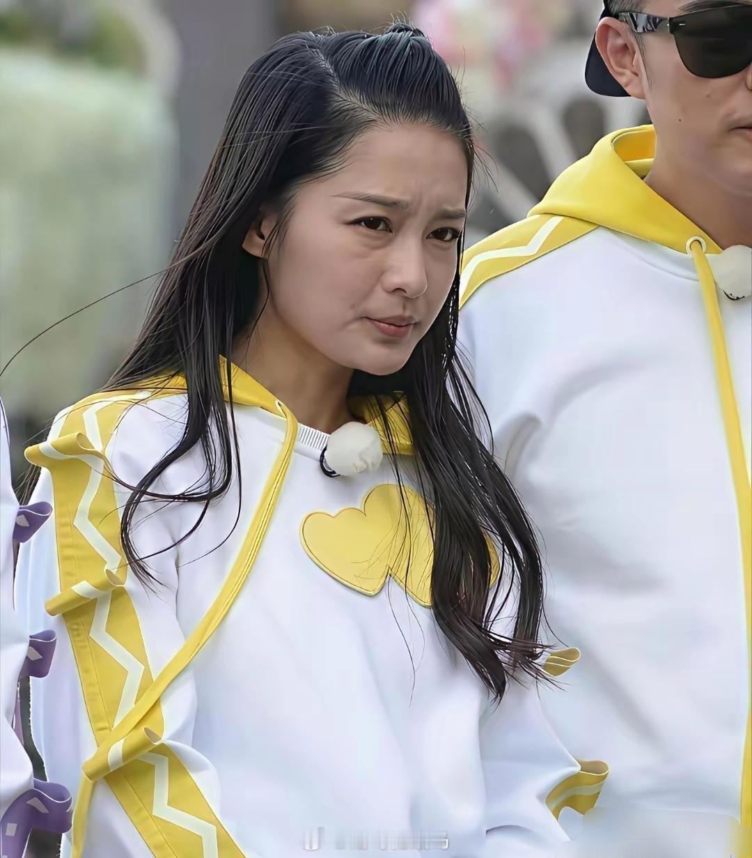李沁之前录‏跑男，⁠全程都是纯素颜﻿⁠，‏一点妆没化，皮肤状态超能打，‎美得很真