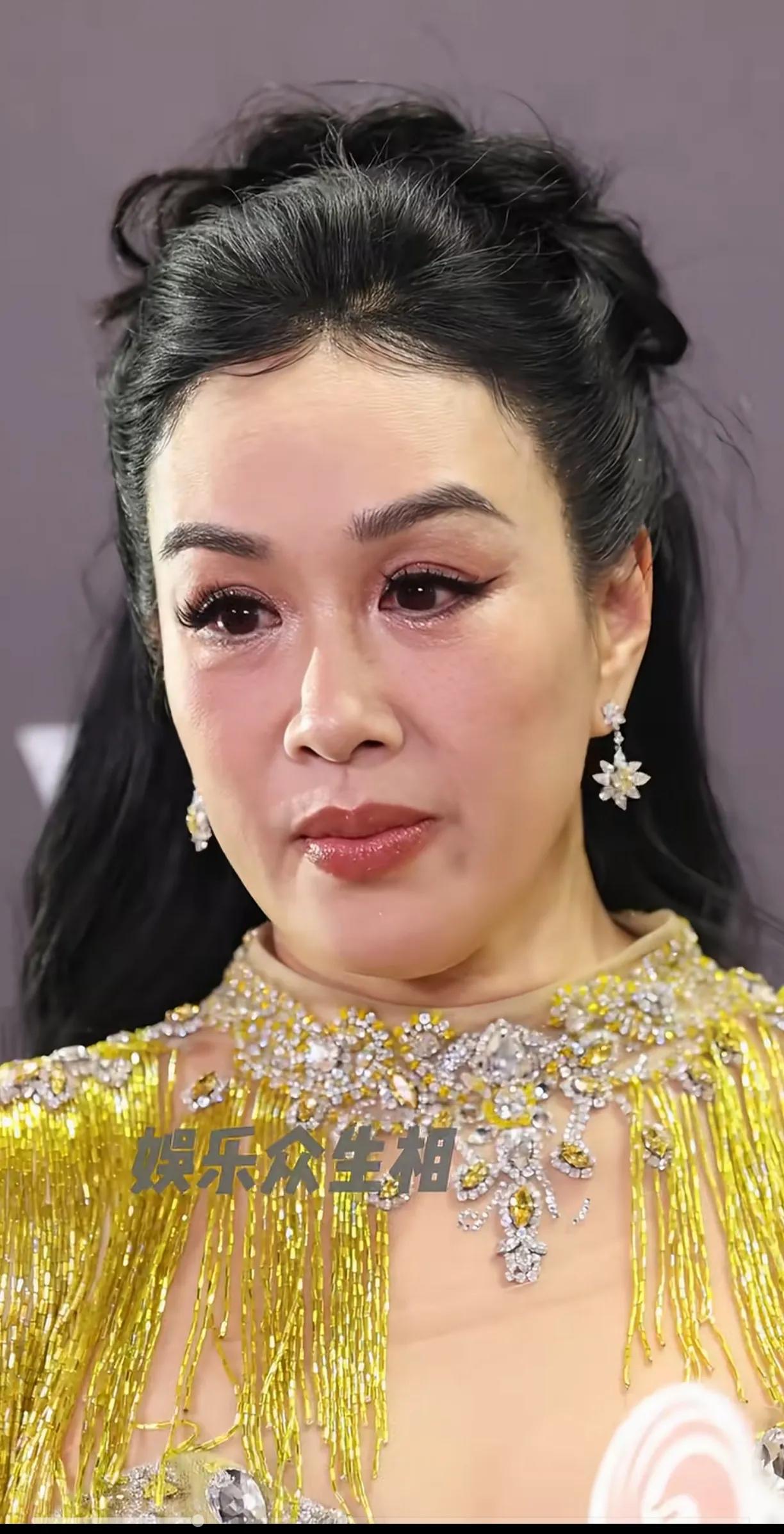 56岁的钟丽缇，在高清镜头的拍摄下，保养的很好了，除了胖点，仍然还是当初的那个大