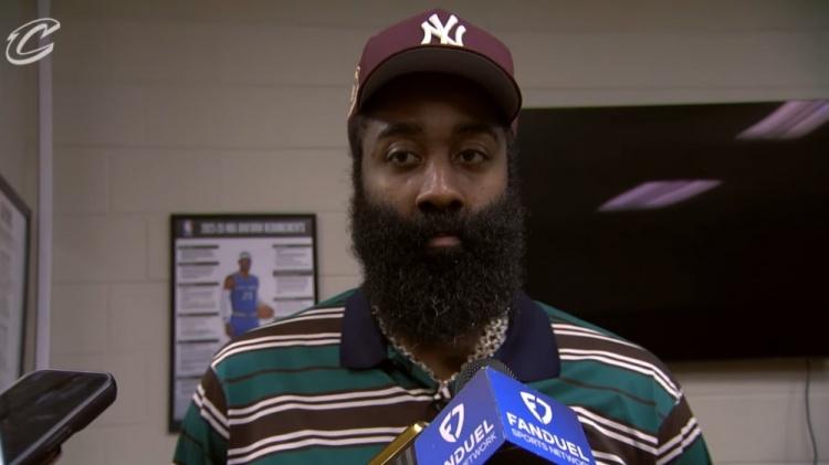 哈登来骑士已经36天，一直住在酒店！聊到自己的近况和心情，哈登说：“我还没安顿下