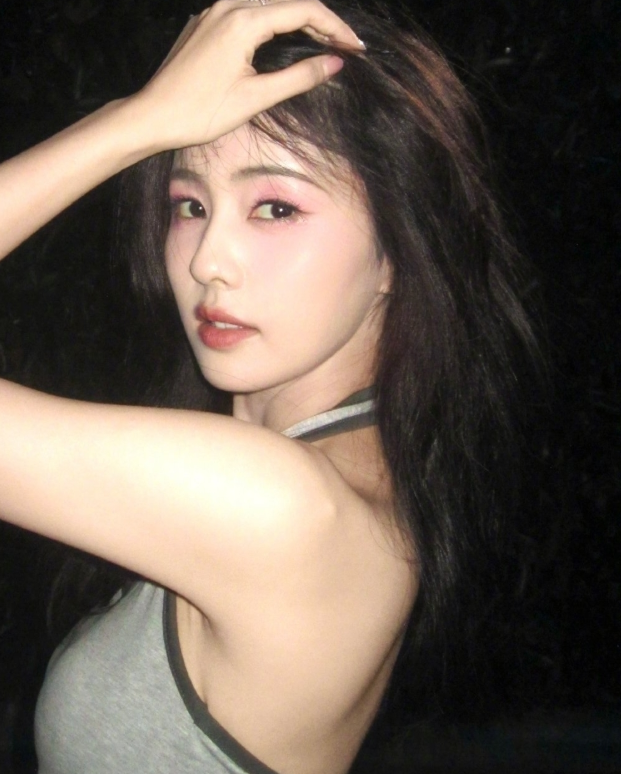 白鹿身材确实好就一件简简单单的灰色无袖背心，把她的好身材暴露得明明白白。直角