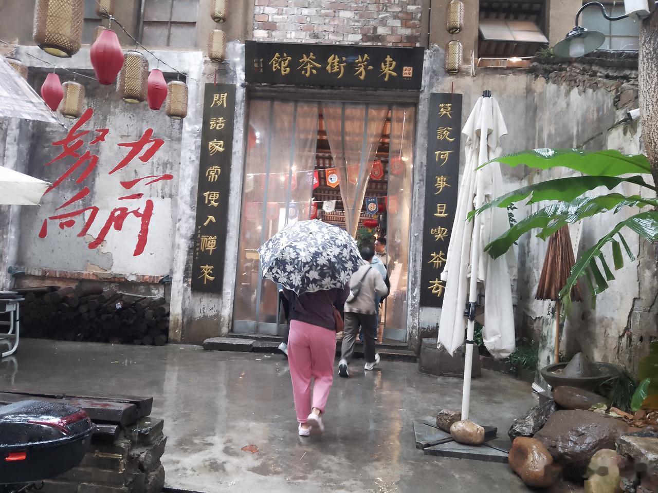 陈旧的老屋，陈旧的桌椅，陈旧的摆设，时代感十足，烟火味十足，松弛感十足，慢节奏十
