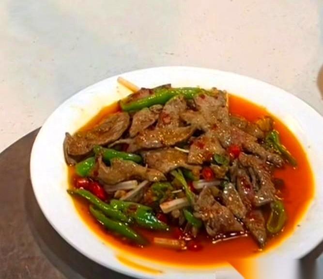 兄弟喝了两瓶酒说去上厕所，转头却一个人坐进别人包间陪四个嬢嬢。包厢里的男客人专