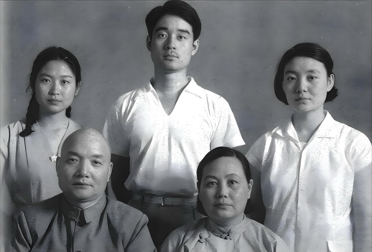 这张照片拍摄于20世纪60年代初期，是李敏嫁入孔家后，全家一同拍摄的全家福。画