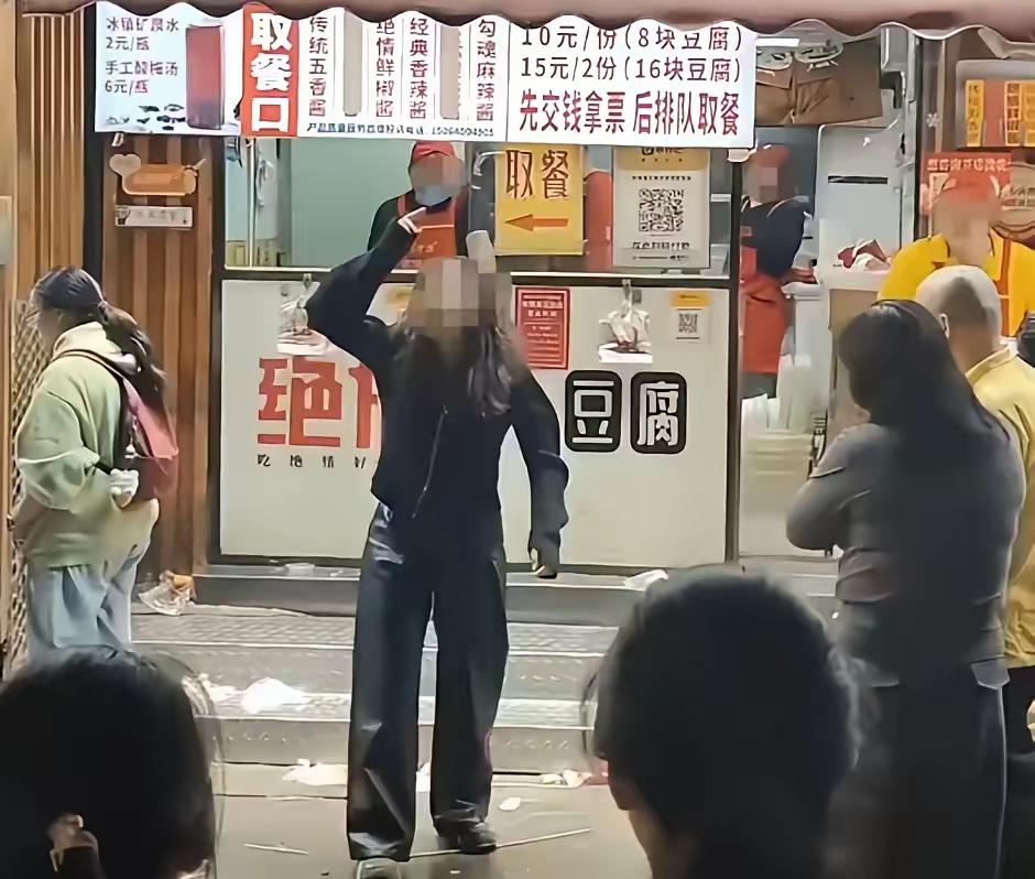 “周扒皮都甘拜下风！”山东济南，一女子大年初五要回杭州上班，想跟父亲吃顿饭，就在