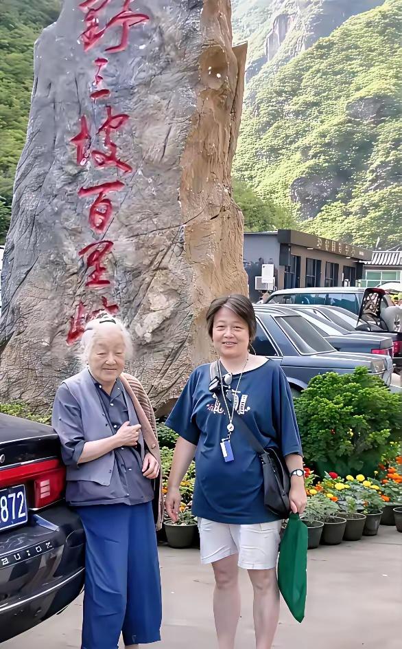 这是晚年的何泽慧与女儿钱民协的一张合影，照片中的何泽慧白发苍苍，穿着朴实无华，脚