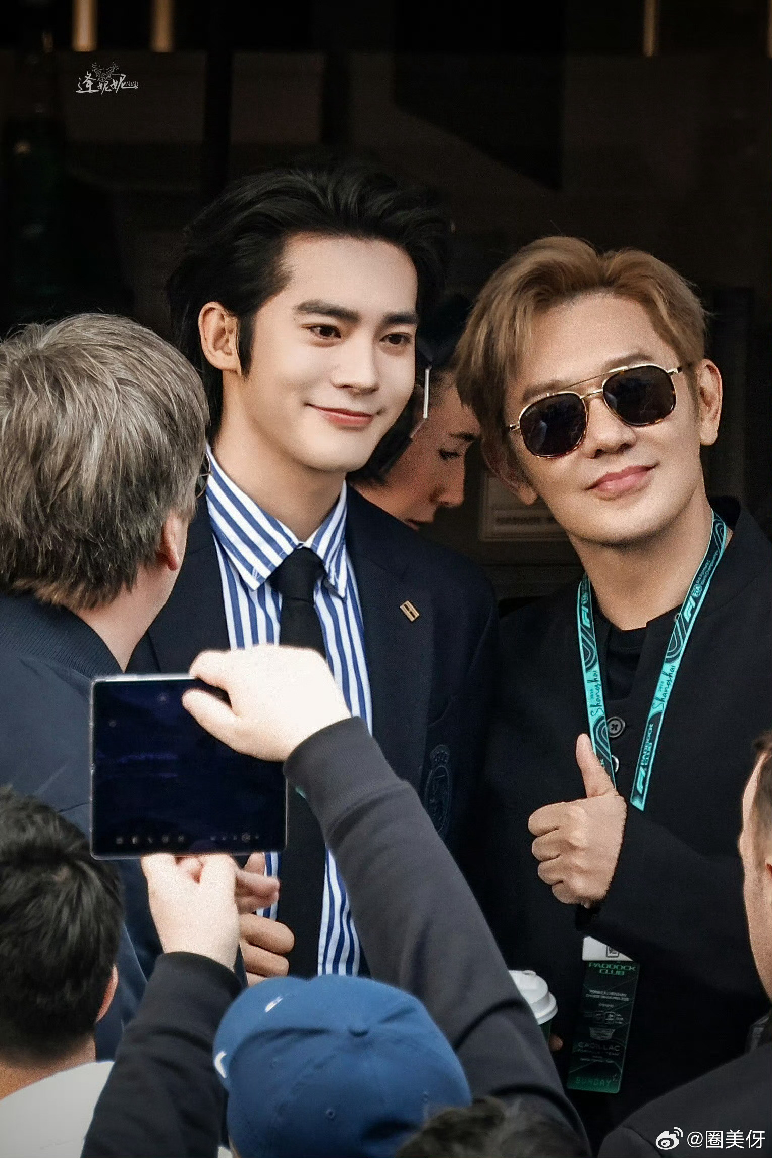 于适真的不管跟谁同框，都帅得好突出，一点也不会被压，这次造型是大背加狼尾，也只有