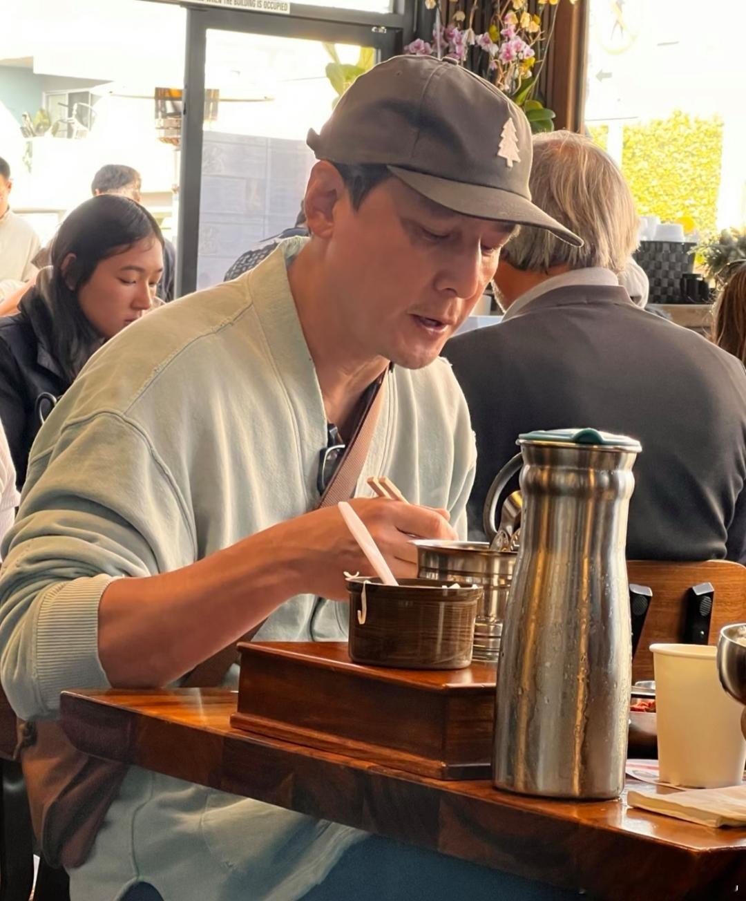 51岁吴彦祖在美国一家餐馆和朋友吃饭，他看起来苍老了好多，皮肤晒黑了不少，但本身