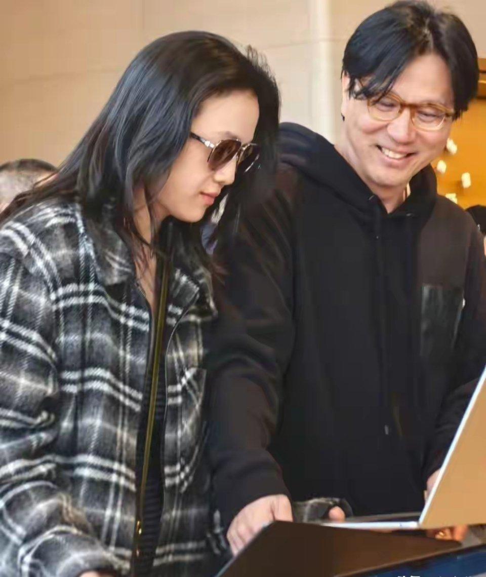 汤唯二胎儿子出生，46岁产子不容易呀。7月22日，汤唯在社交平台低调分享喜讯